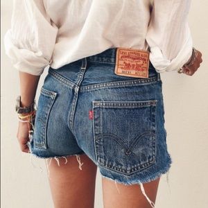 VTG rare Levi’s high waisted denim shorts